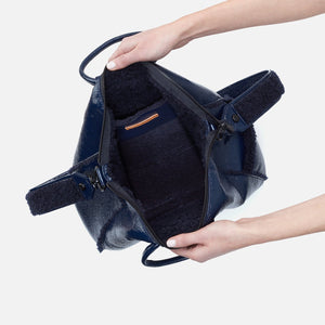 Sheila Large Satchel in Pebbled Patent With Faux Shearling - Deep Indigo