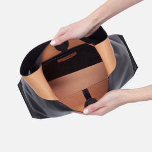 Joni Large Shoulder Bag in Veg Tanned Leather - Black