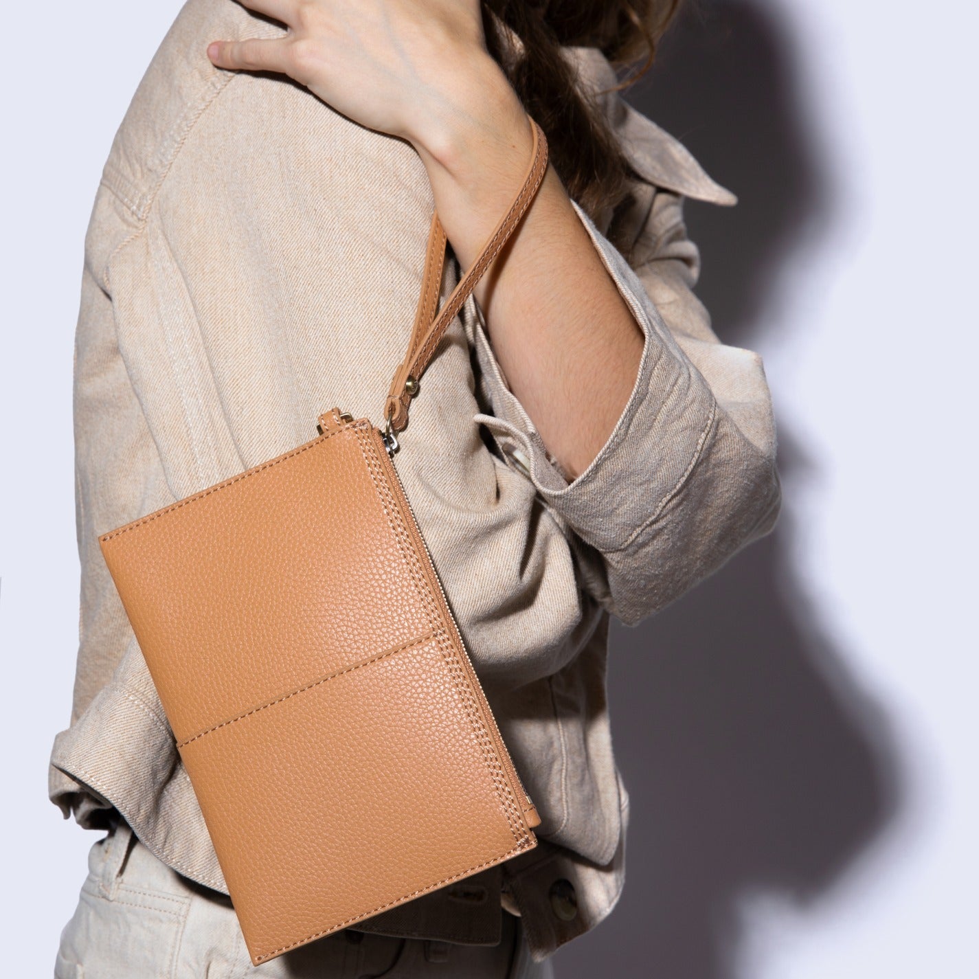 Vida Small Pouch In Micro Pebbled Leather - Biscuit – HOBO