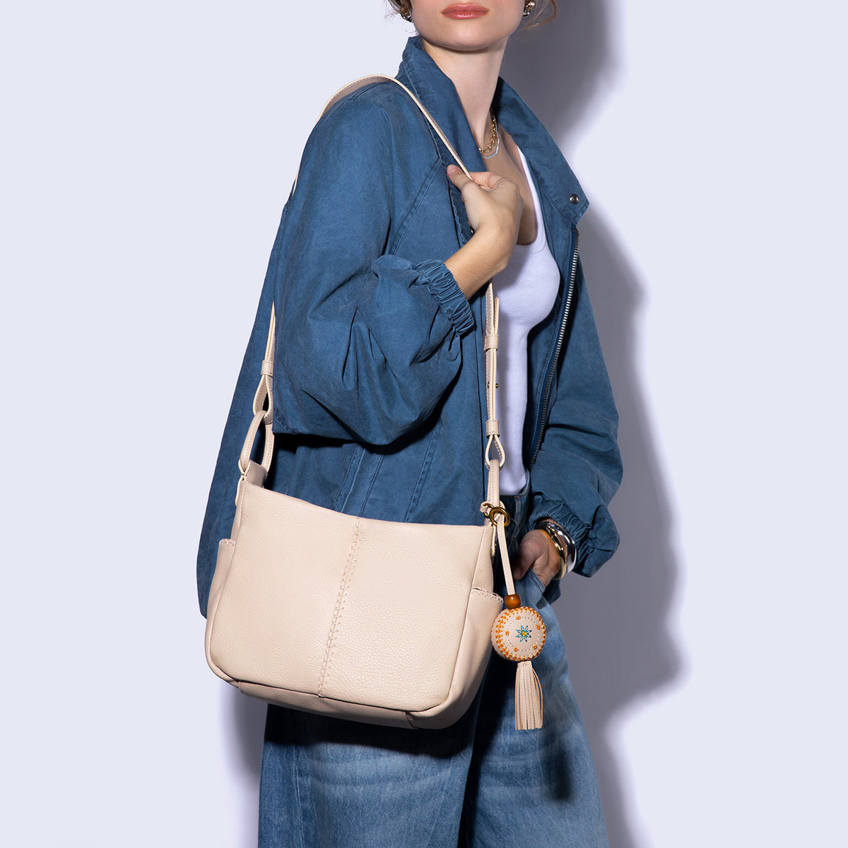 Sheila Crossbody With Charm In Pebbled Leather - Stonewash