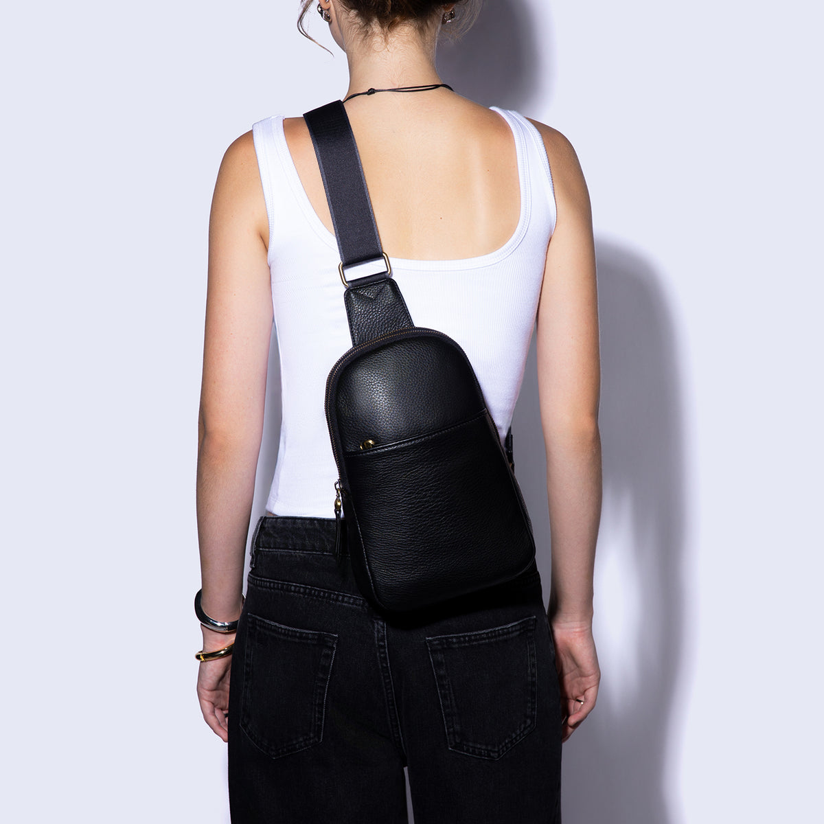 Cass Sling In Pebbled Leather - Black