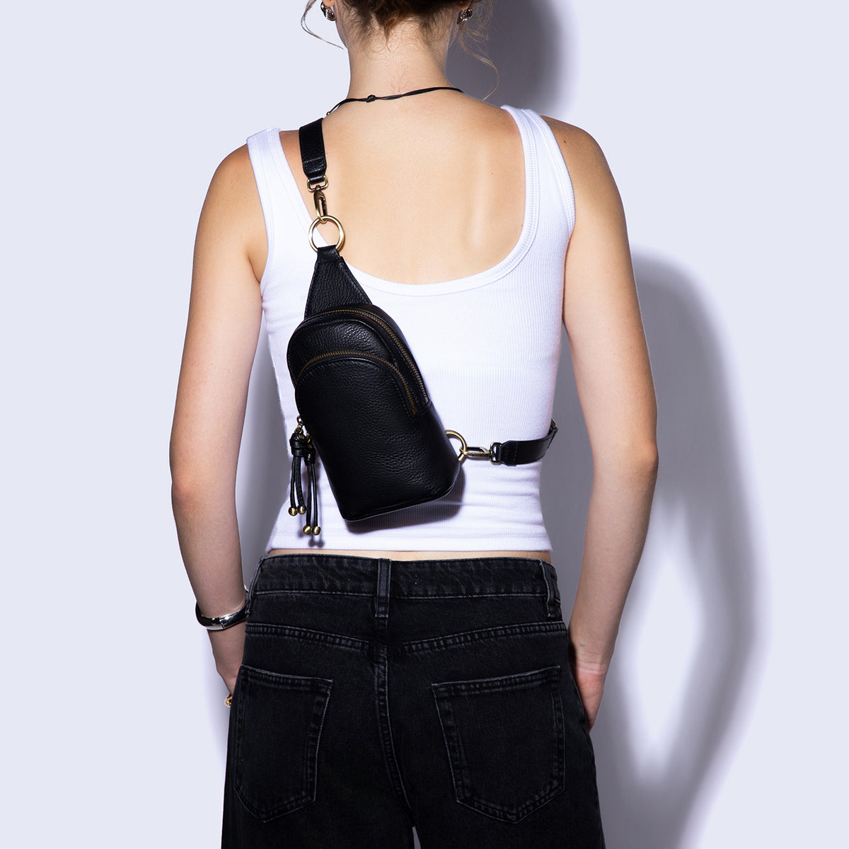 Cass Small Sling In Pebbled Leather - Black