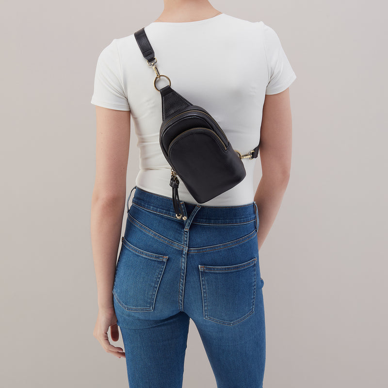 Cass Small Sling In Pebbled Leather - Black