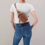 Cass Small Sling In Pebbled Leather - Brown Sugar