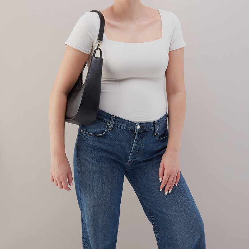 Cass Small Shoulder In Pebbled Leather - Black