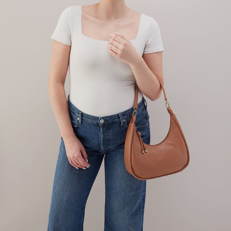 Cass Small Shoulder In Pebbled Leather - Brown Sugar