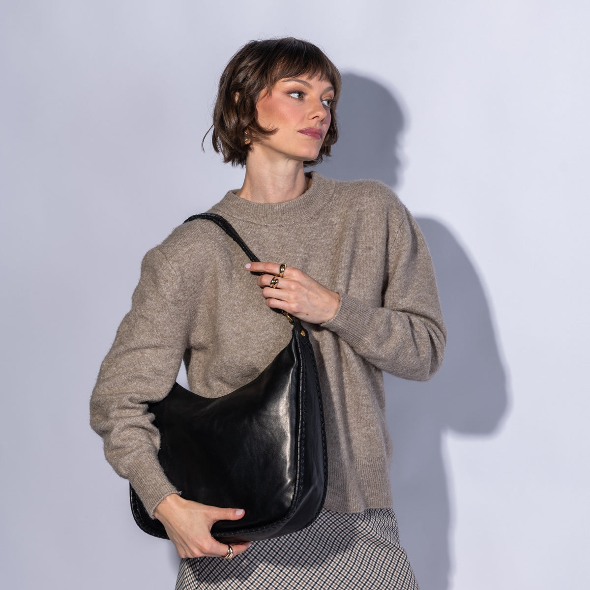 Mia Crescent Large Hobo In Smooth Leather - Black