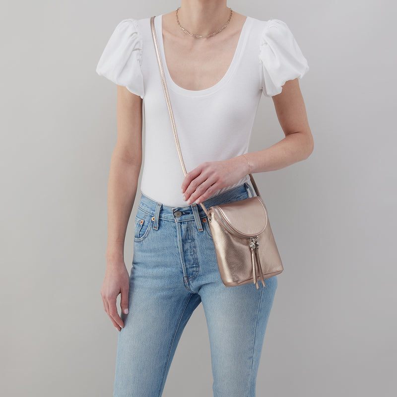 Fern Crossbody In Metallic Leather - Cameo Quartz