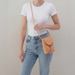 Fern Crossbody In Pebbled Leather - Sandstorm