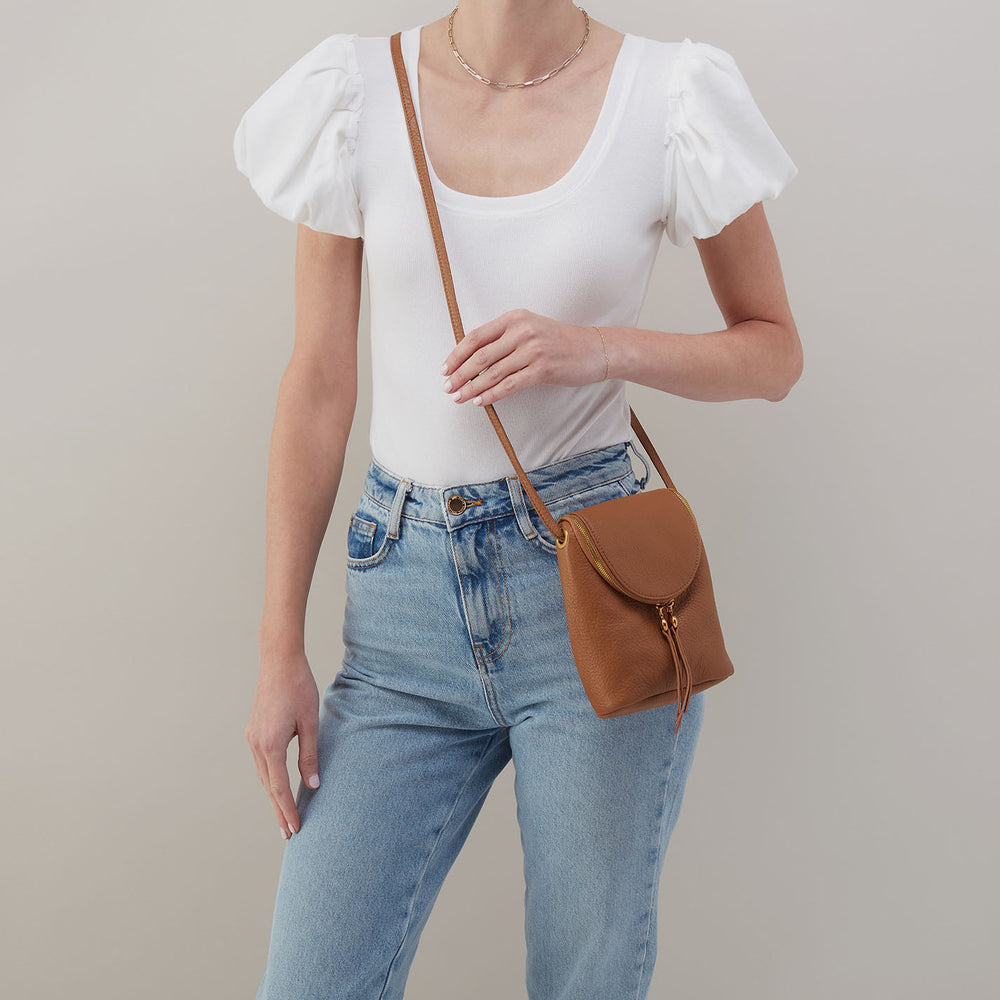 Fern Crossbody In Pebbled Leather - Sandstorm – HOBO display picture 3