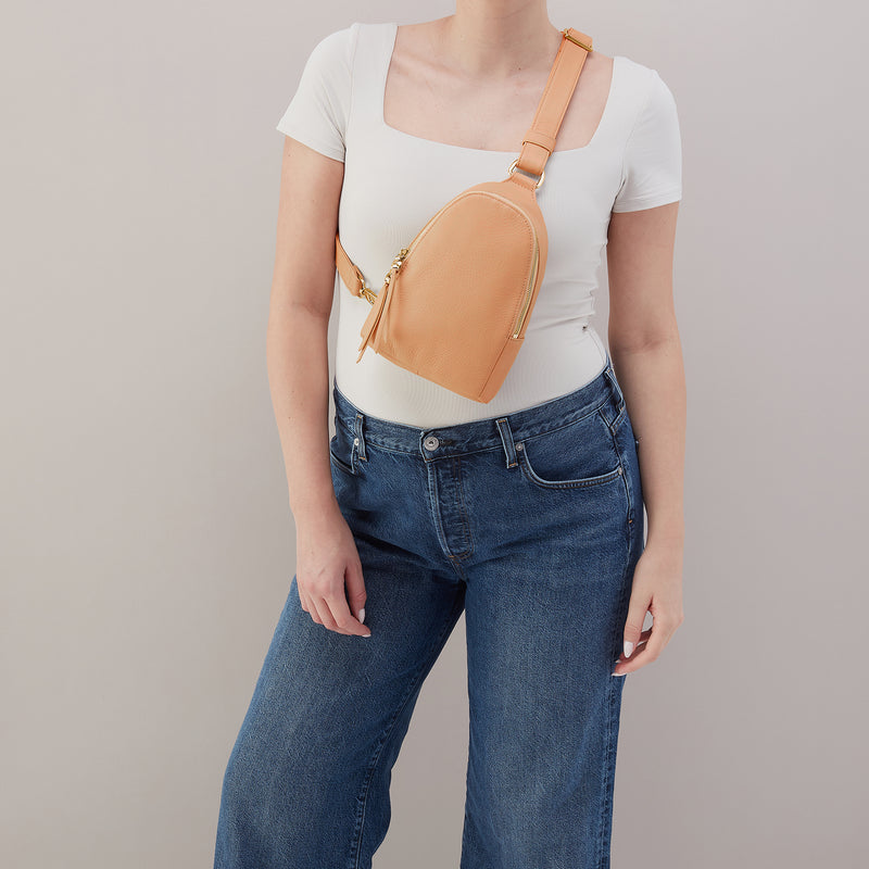 Fern Sling In Pebbled Leather - Sandstorm