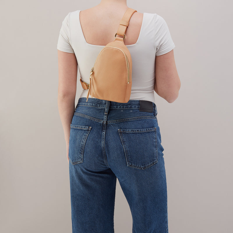 Fern Sling In Pebbled Leather - Sandstorm