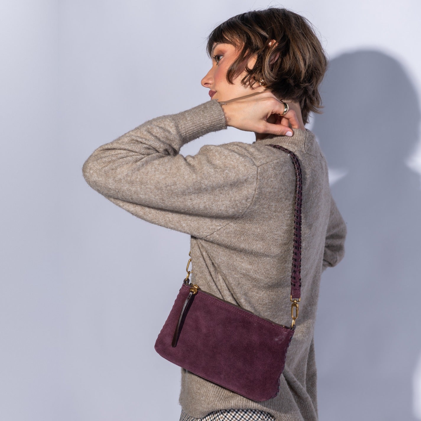 ※メナードボーディ Darcy Crossbody In Suede Leather - Dark Cherry – HOBO