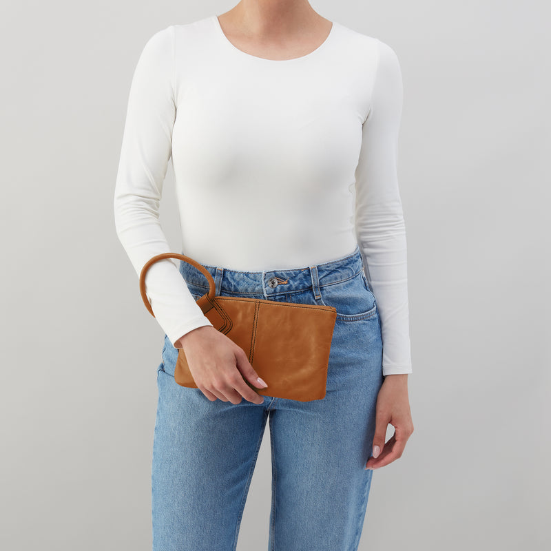 Sable Wristlet In Polished Leather - Truffle