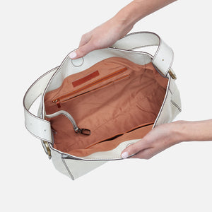 Render Shoulder Bag in Polished Leather - Latte