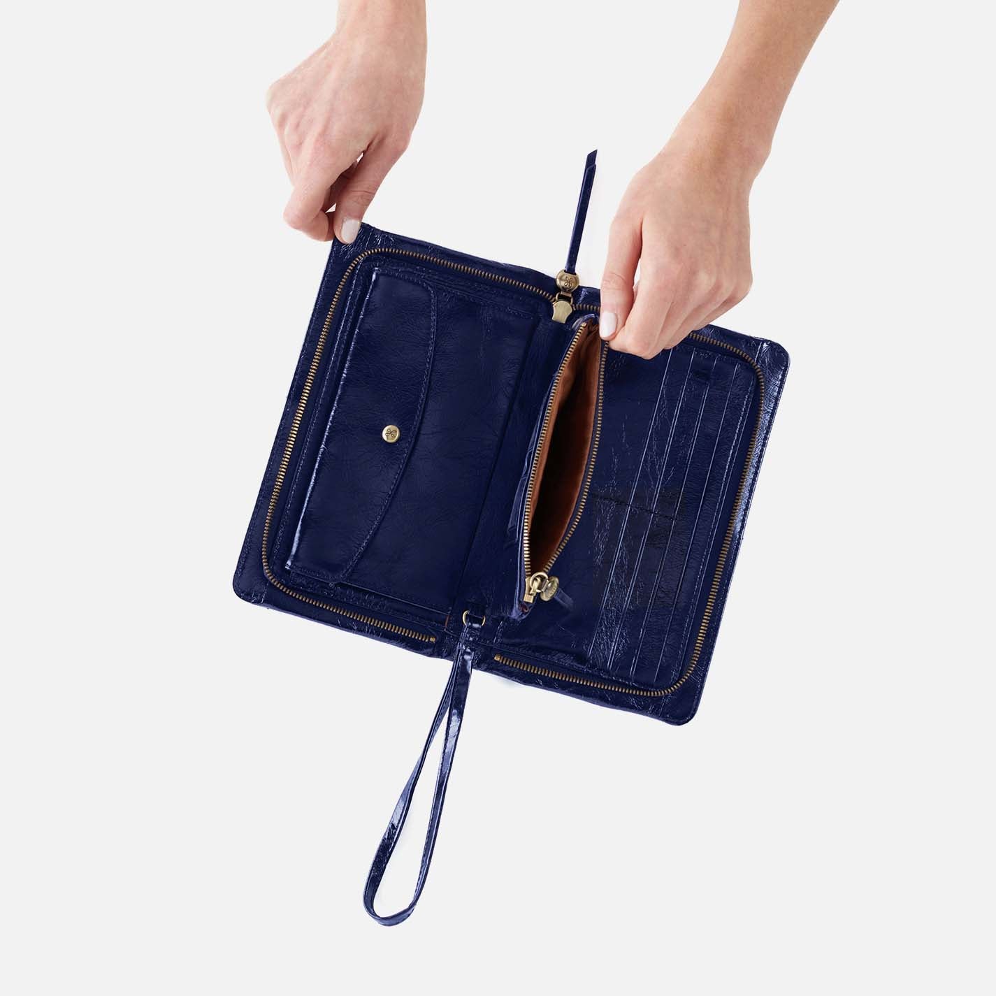 Evolve Wristlet in Polished Leather - Winter Violet – HOBO