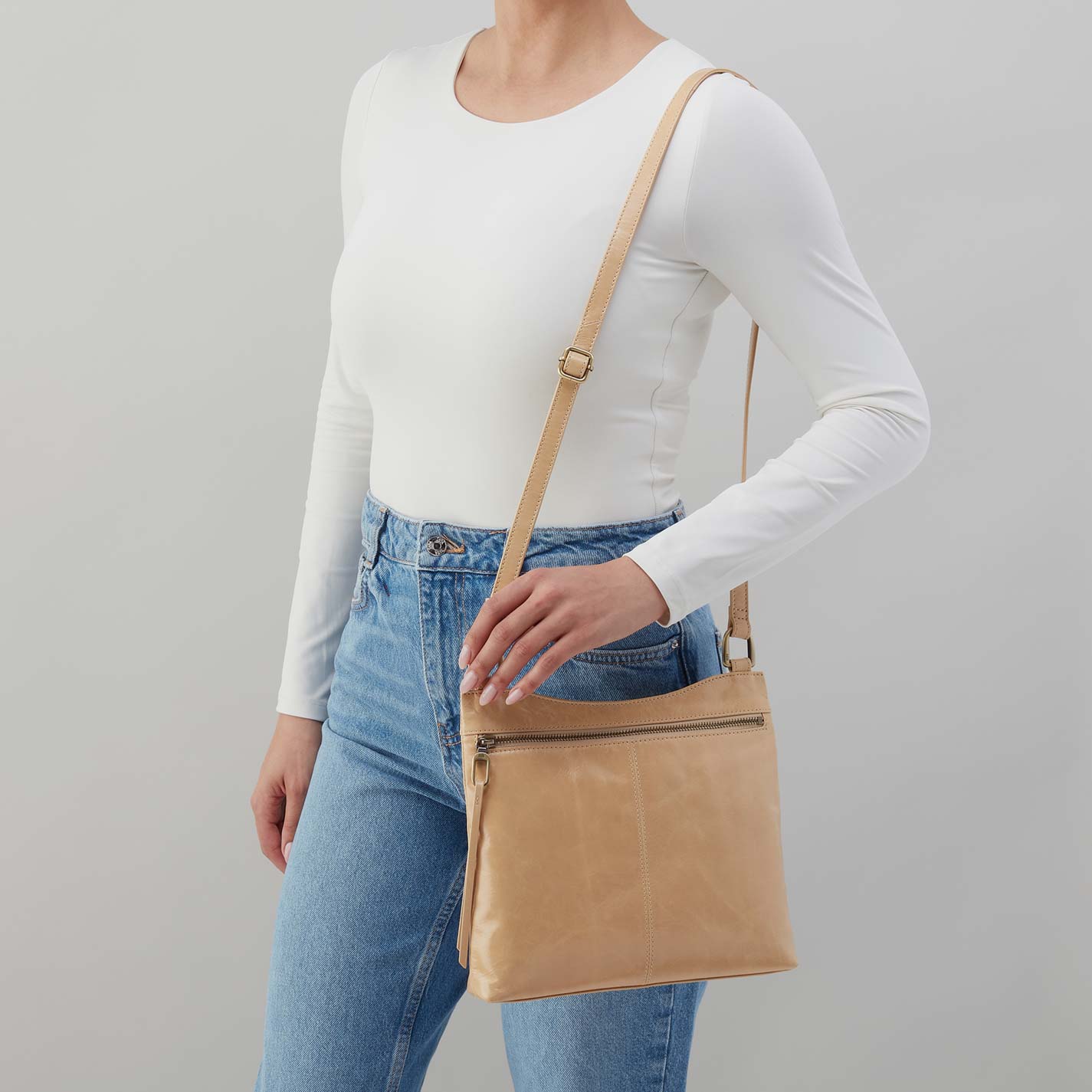 Cambel Crossbody in Polished Leather - Desert Sand – HOBO